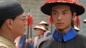 君博知道皇上欲殺人滅口，立即跪地求饒，但仍被關入大牢。
