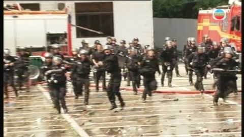 深圳武警市政府外催淚彈驅散反日示威者