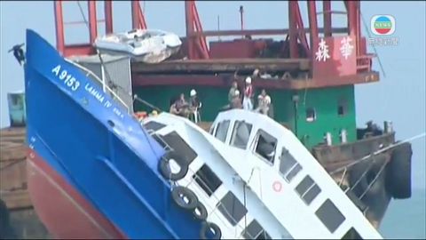 暫時未知何時打撈起沉沒的港燈船