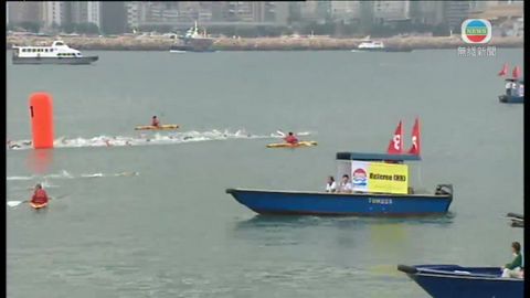 維港渡海泳 凌天宇鄧穎欣成功衛冕