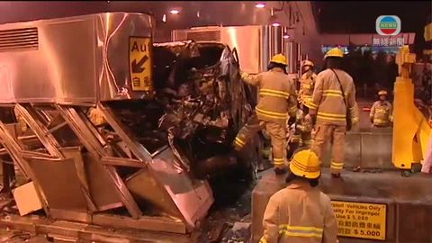 客貨車撞向尖山隧道收費亭一人死