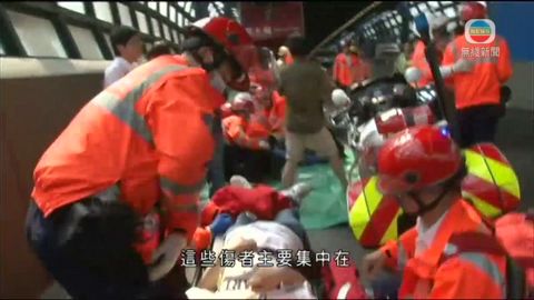 貨櫃車爆胎 兩巴士疑收掣不及相撞 貨櫃車爆胎 兩巴士疑收掣不及相撞