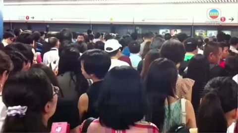 港鐵荃灣綫故障 車站月台擠滿乘客