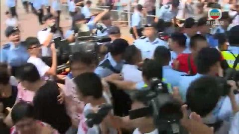 撐反梁振英團體爆衝突 有人報稱被打傷 撐反梁振英團體爆衝突 有人報稱被打傷