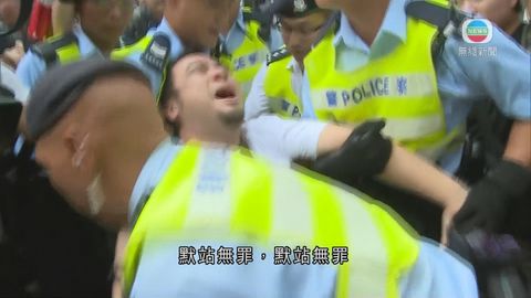 有示威者不滿警方安排一度衝出馬路