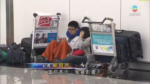 逾400航班取消延誤 旅客滯留候補爆滿 逾400航班取消延誤 旅客滯留候補爆滿