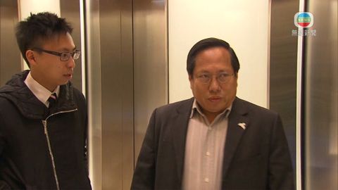 何俊仁看女模特兒泳衣照被黨罰一萬元