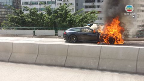 灣仔堅拿道天橋往海底隧道有私家車著火