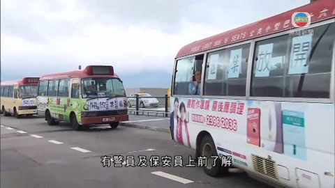 紅色小巴駛往機場抗議經營範圍遭限制