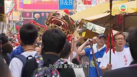 市民排長龍買平安包 佔有利位置賞飄色 市民排長龍買平安包 佔有利位置賞飄色