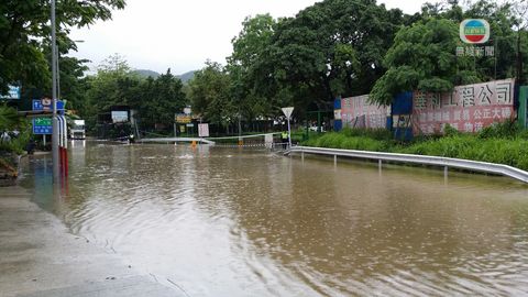 新界古洞石湖圍新村有水浸