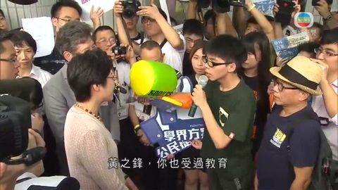 林鄭向請願者指出受過教育應該尊重別人