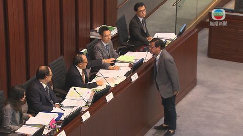 吳亮星試圖剪布 惹起多名議員不滿 吳亮星試圖剪布 惹起多名議員不滿