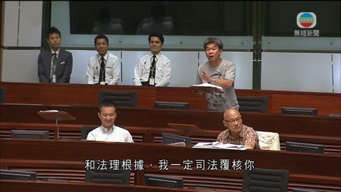 梁國雄著短褲出席會議被指不合議事規則 梁國雄著短褲出席會議被指不合議事規則