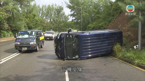 客貨車大埔公路失事翻側  司機受傷