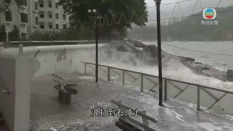 八號信號期間多處狂風暴雨 八號信號期間多處狂風暴雨