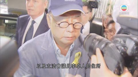 黎智英在律師陪同下到廉署總部助查