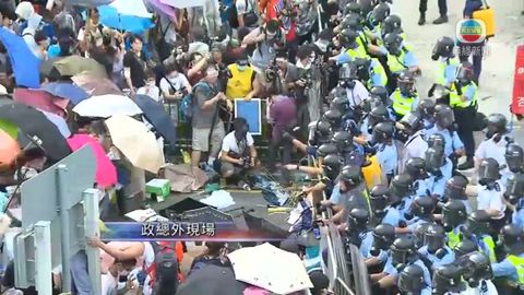 [現場]警與示威者推撞  夏慤道交通癱瘓