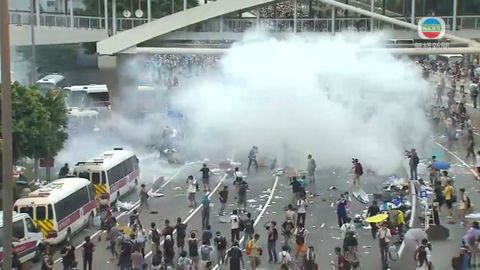 [現場]少數示威者朝警擲物  大會糾察阻止