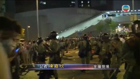 [現場] 警方勸喻示威者重回行人路