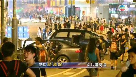 中港城對開逾百人聚集  以私家車堵路
