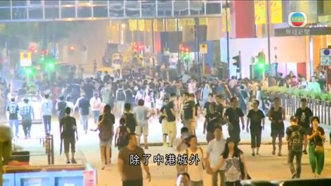 尖沙咀廣東道多個路口有市民佔路