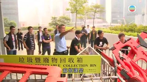 上班市民不滿示威者堵塞通往政總通道