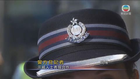 警代表見記者時一度戴有回歸前警徽警帽