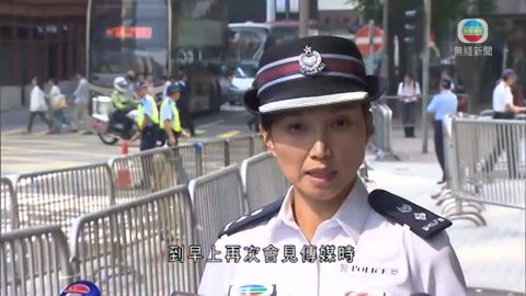 高級警司戴回歸前警徽警帽後已更換 高級警司戴回歸前警徽警帽後已更換