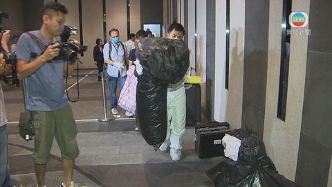 灣仔雙屍案1死者被藏行李箱 警檢證物調查