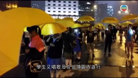 約30名中學生晚上金鐘撐傘支持佔領行動