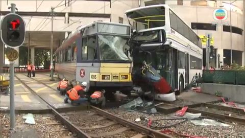 輕鐵與巴士相撞20傷 港鐵安排接駁巴士 輕鐵與巴士相撞20傷 港鐵安排接駁巴士