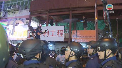 警方昨晚至通宵多次施催淚水劑拘多人 警方昨晚至通宵多次施催淚水劑拘多人