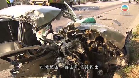 青衣西路發生交通意外 司機一度被困