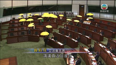 泛民離席批諮詢多餘 籲速提方案利落否決 泛民離席批諮詢多餘 籲速提方案利落否決