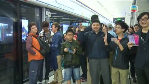 [現場]市民於港鐵西營盤站等候搭乘首班車