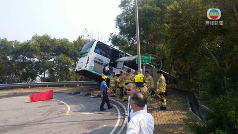 大嶼山巴士意外車身擱山坡邊緣 無人傷