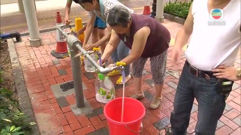 政府換啟晴邨水管駁口 將臨時供水至各層 政府換啟晴邨水管駁口 將臨時供水至各層