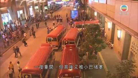 小巴司機與警爭執 多輛小巴堵塞上海街聲援