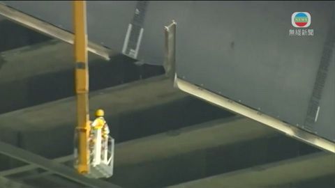 汲水門橋底凹陷鋼構疑被撞彎 傳媒在場拍攝 汲水門橋底凹陷鋼構疑被撞彎 傳媒在場拍攝