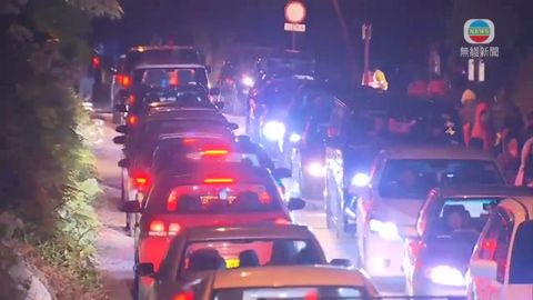 市民湧往大帽山觀結霜 警近凌晨四時封路 市民湧往大帽山觀結霜 警近凌晨四時封路