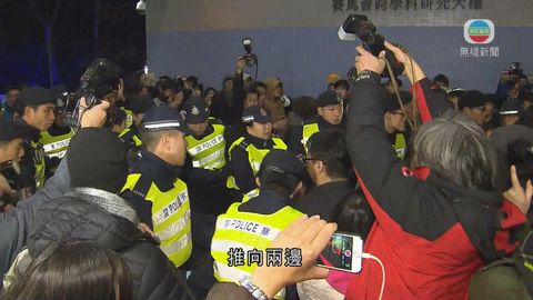 李國章等人遇示威者包圍 折返大樓暫避 
