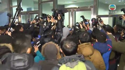 李國章等人被學生包圍 警籲示威者冷靜