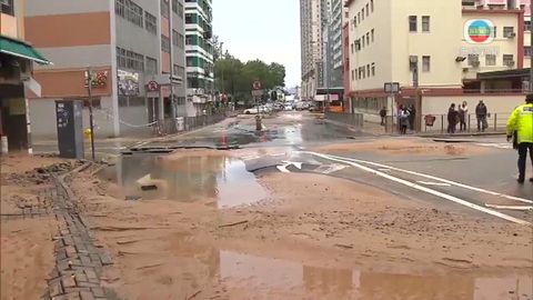 土瓜灣爆水管居民涉水而行 食肆料損數千元 土瓜灣爆水管居民涉水而行 食肆料損數千元