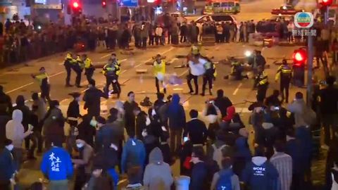 旺角暴亂持續至天亮 近90警員受傷拘54人