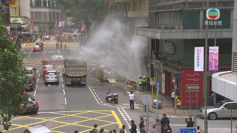 灣仔分域街地下鹹水管爆裂 警到場封鎖路段