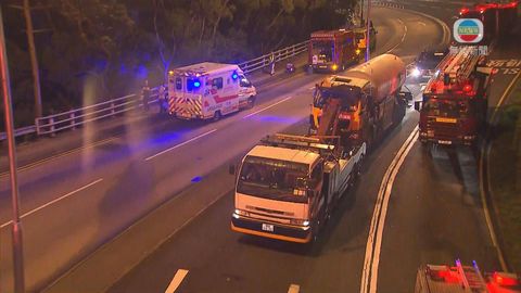 石油氣車翻側車上兩人受傷 大埔道解封