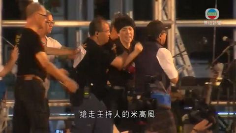 六四晚會示威者與警員推撞 一人被帶上警車
