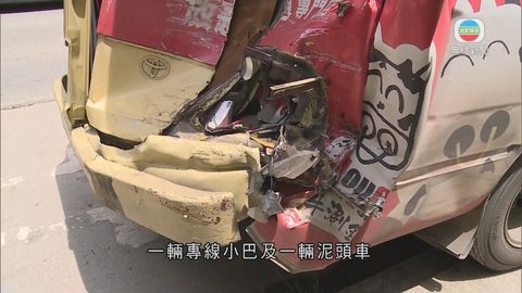 專線小巴與泥頭車沙頭角公路相撞 13人傷