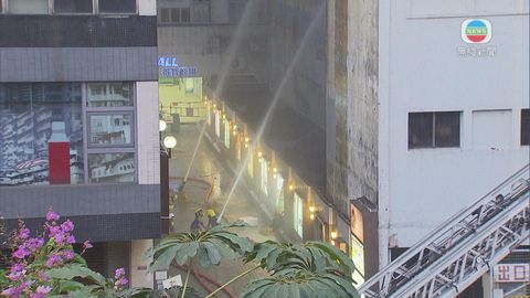 牛頭角四級火持續 市民展示横額為消防員打氣